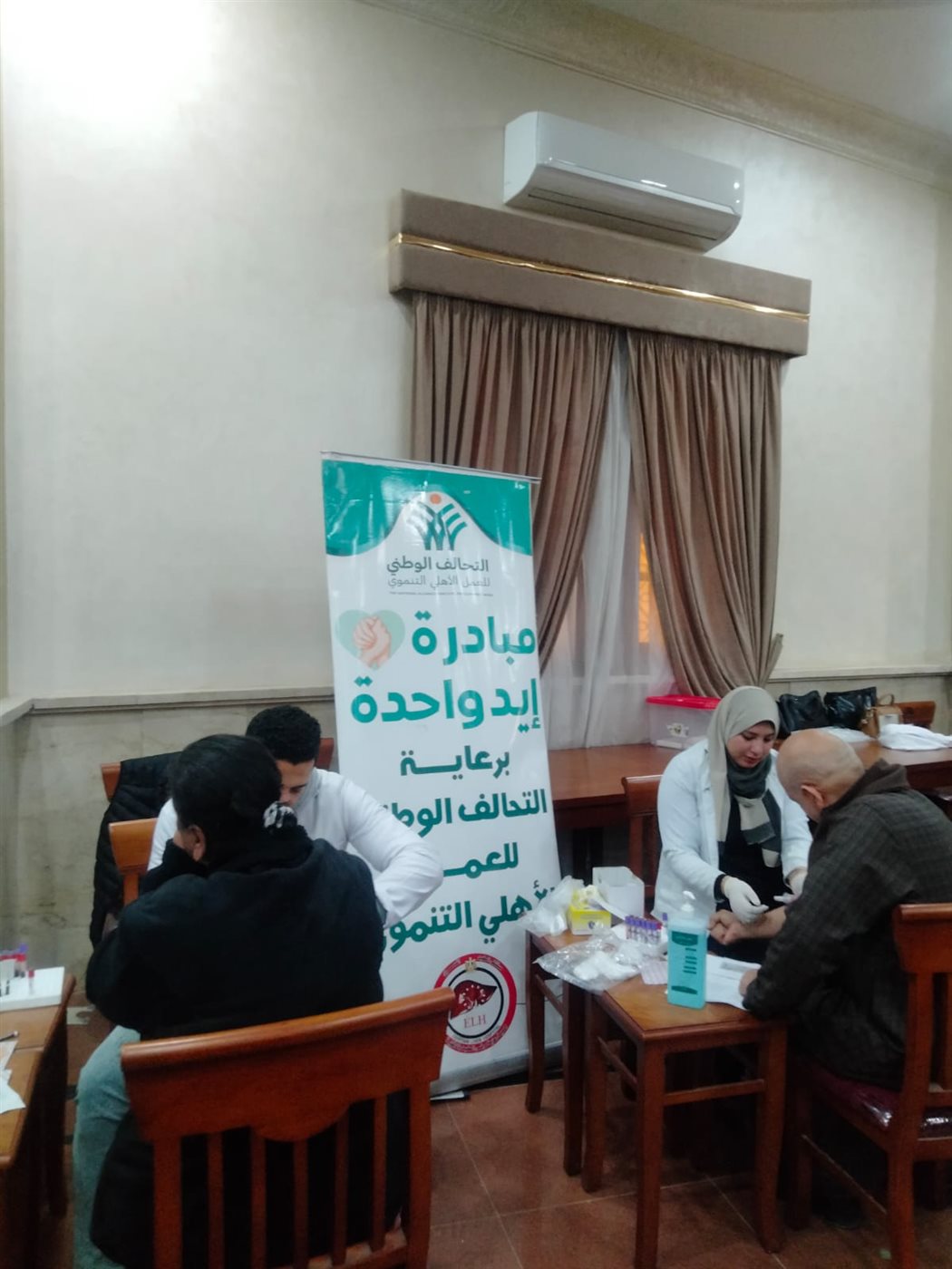 إجراء تحاليل طبية خلال القافلة
