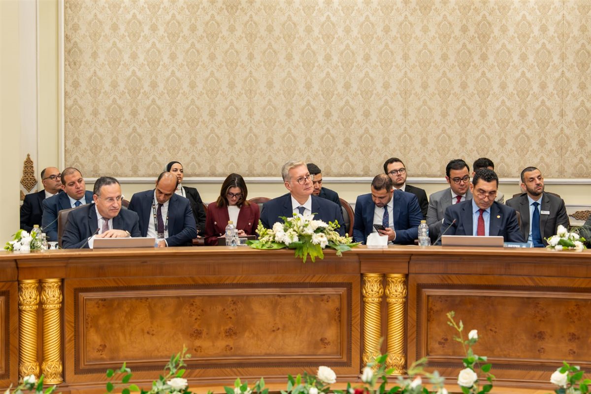 &nbsp;وزراء البترول والتعليم العالي والبحث العلمي والشباب والرياضة يعقدون مائدة مستديرة لتمكين وتأهيل الكفاءات الشابة بقطاع الطاقة&nbsp;