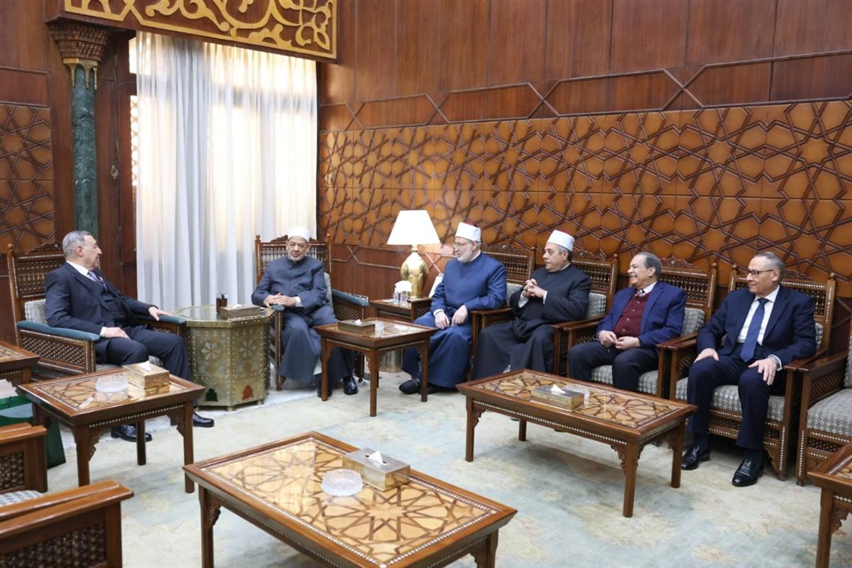 شيخ الأزهر يستقبل رئيس المحكمة الدستورية العليا