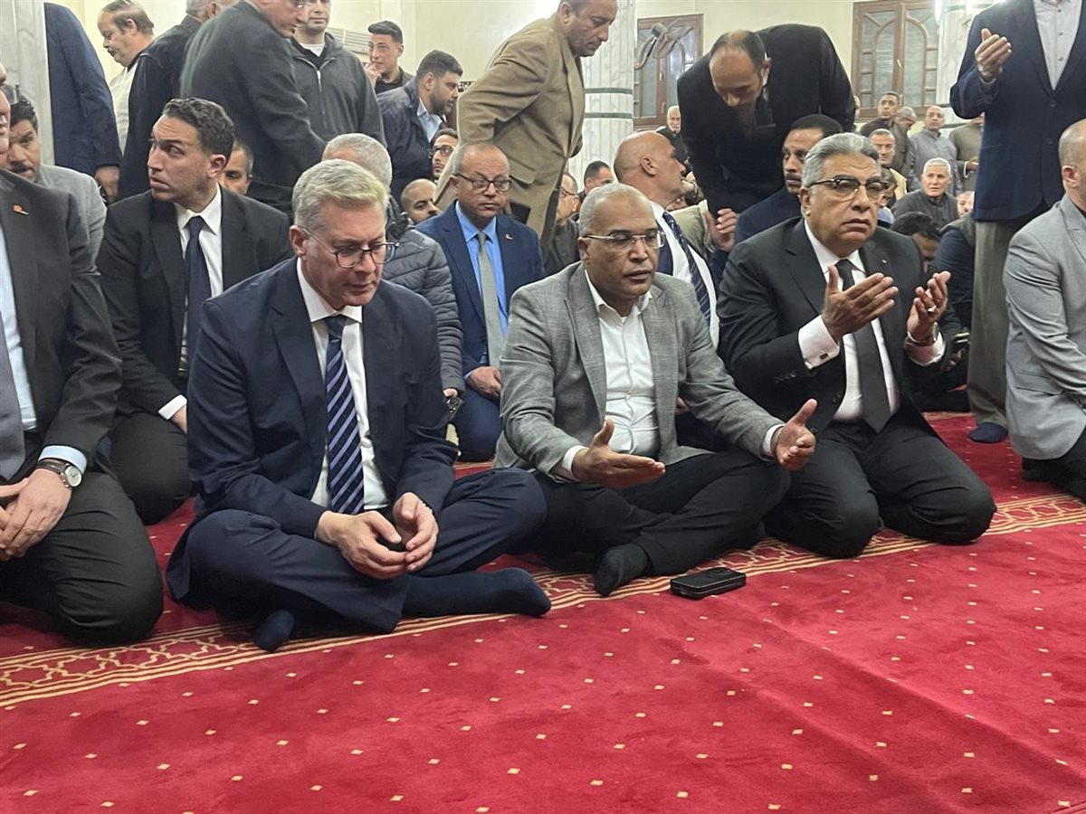 المحافظ ووزير البترول يؤديان صلاة الجنازة