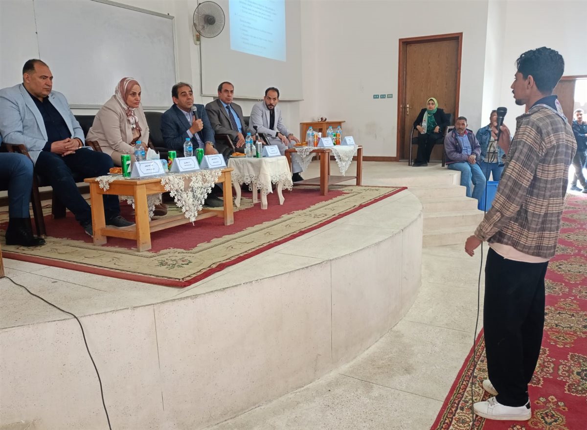لقاء رئيس جامعة بورسعيد مع الطلاب