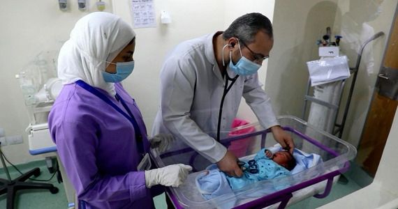 عرض الطفلة على مستشفى الشرطة