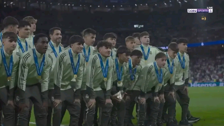 <strong>ممر شرفي لشباب ريال مدريد قبل مواجهة ألافيس بعد التتويج الأوروبي</strong>