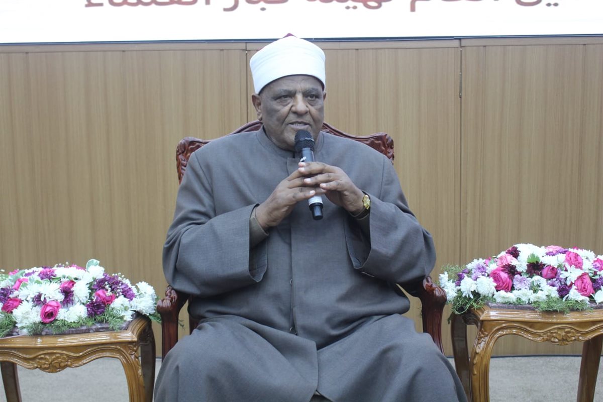 الدكتور عباس شومان متحدثا خلال الندوة