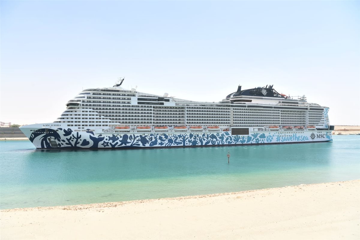 عبور أكبر سفينة سياحية في العالم قناة السويس