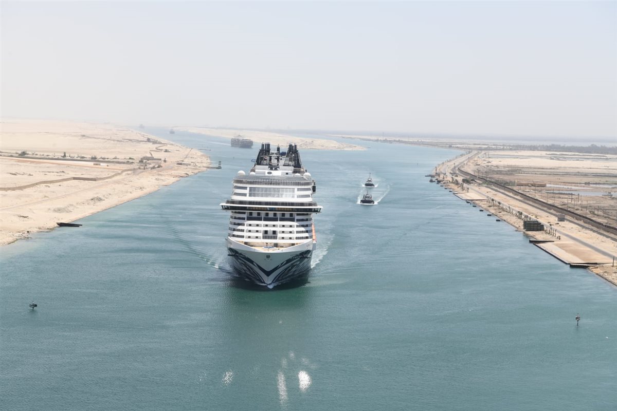 عبور أكبر سفينة سياحية في العالم قناة السويس