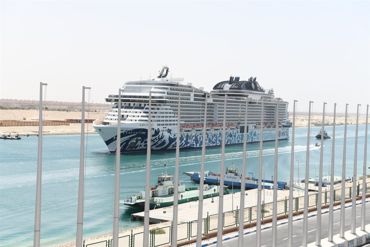 عبور أكبر سفينة سياحية في العالم قناة السويس