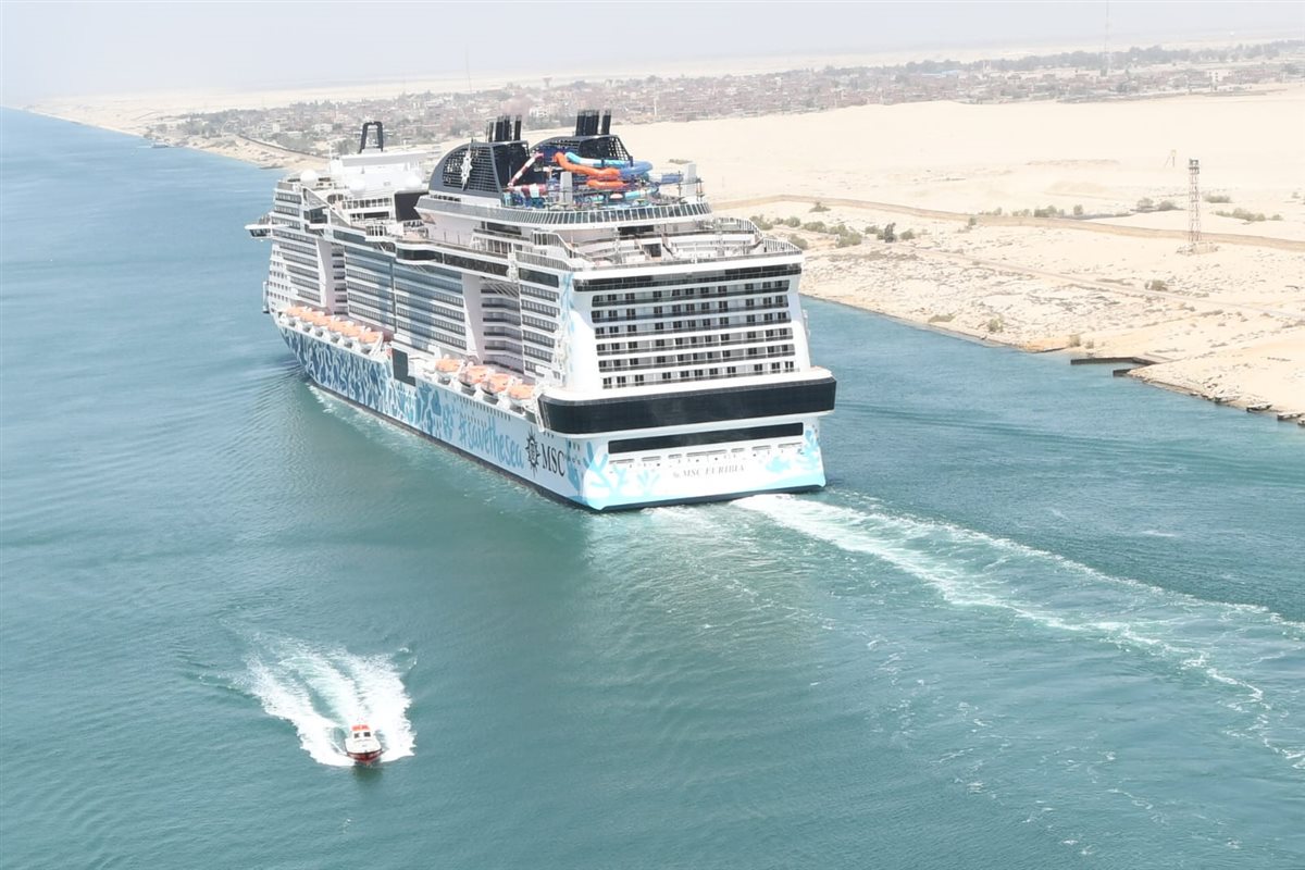 عبور أكبر سفينة سياحية في العالم قناة السويس