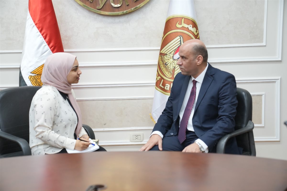 وزير العمل حسن رداد والصحفية فاطمة عيد