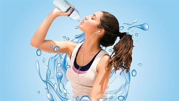 شرب الماء أثناء تناول الطعام