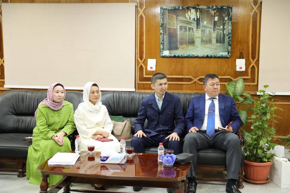 نائب رئيس جامعة نور مبارك بكازخستان يزور جامعة الأزهر لبحث التعاون العلمي