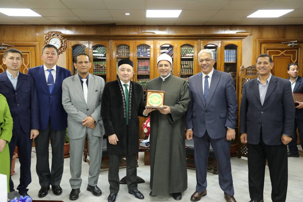 نائب رئيس جامعة نور مبارك بكازخستان يزور جامعة الأزهر لبحث التعاون العلمي