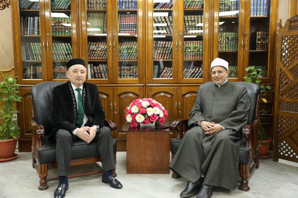 نائب رئيس جامعة نور مبارك بكازخستان يزور جامعة الأزهر لبحث التعاون العلمي