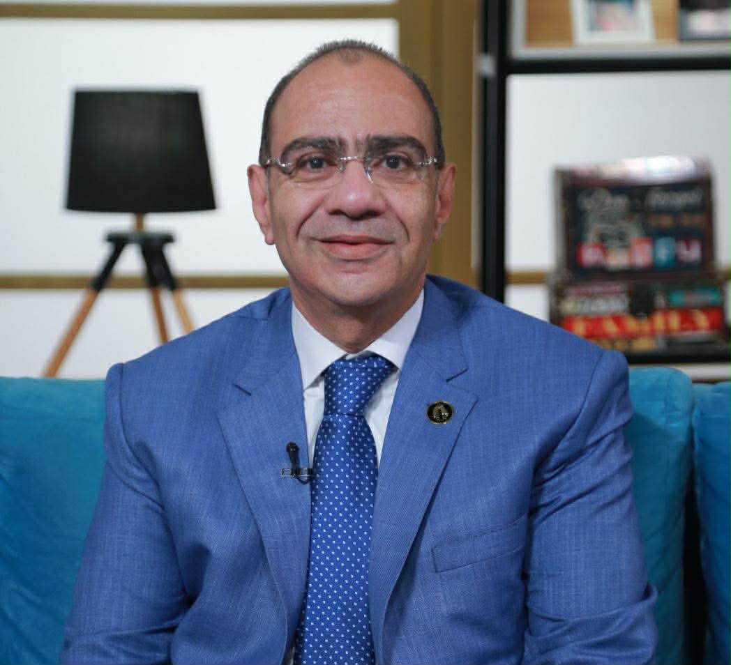 الدكتور حسام حسني أستاذ الأمراض الصدرية بطب القصر العيني