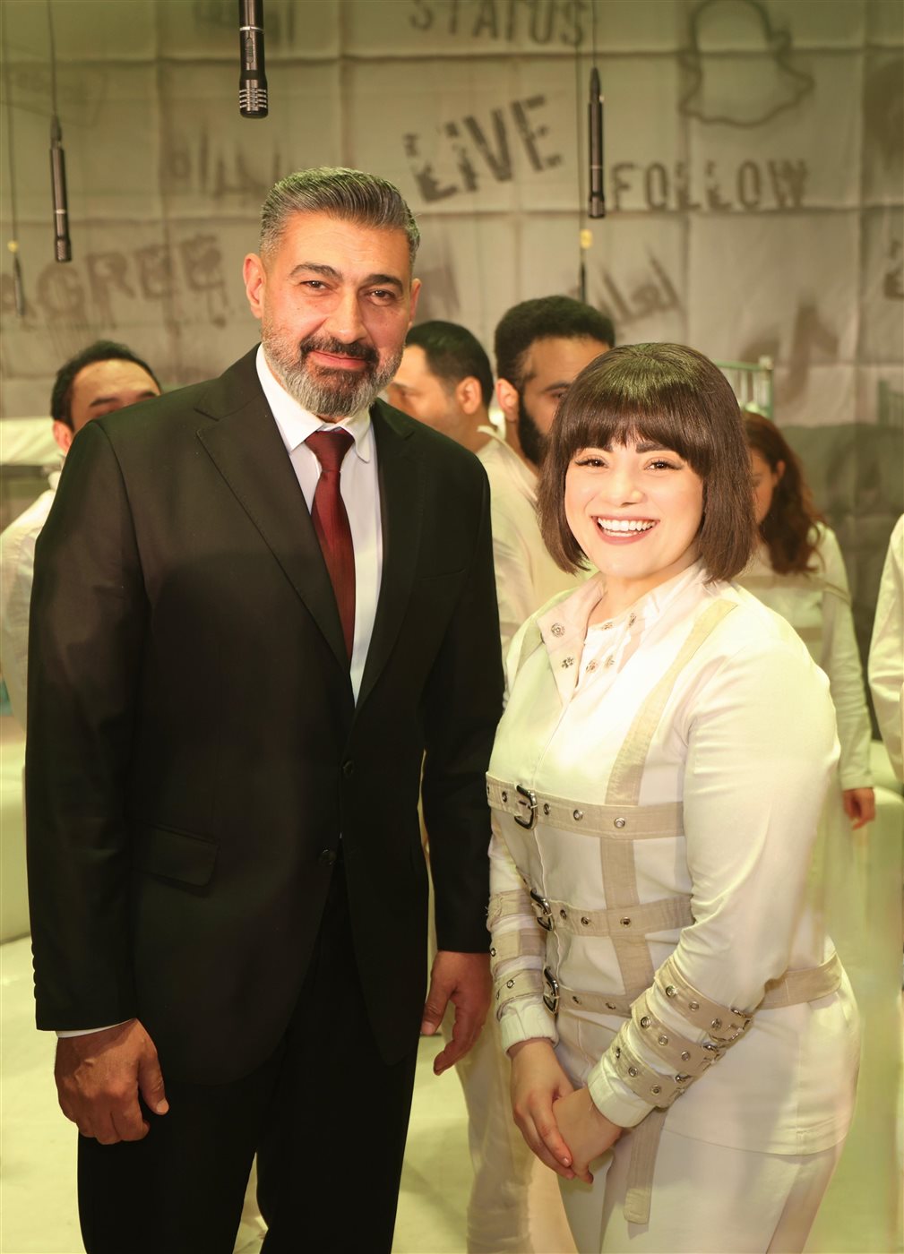 الفنان ياسر جلال يشيد بصوت إسراء عصام أثناء التحضيرات