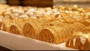سعر الذهب المحلي يرتفع والعالمي يتراجع