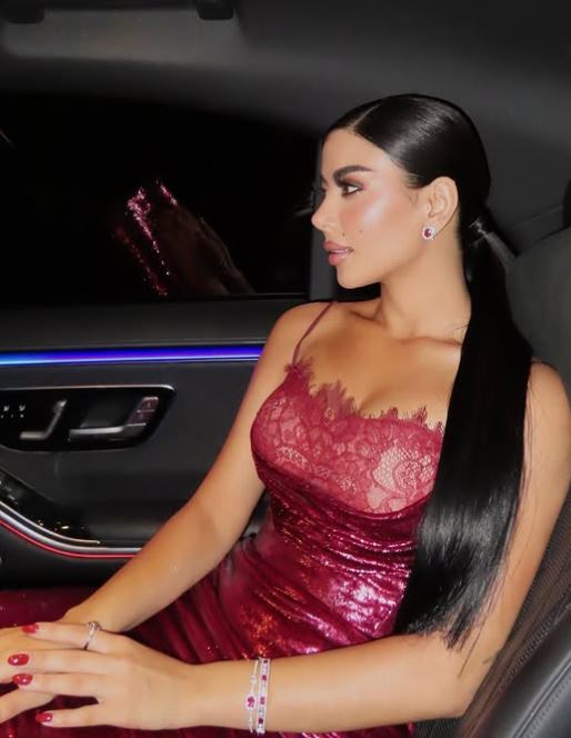 كارولين عزمي تنافس عارضات الأزياء بالدانتيل الجذاب في حفل توزيع Trend Awards