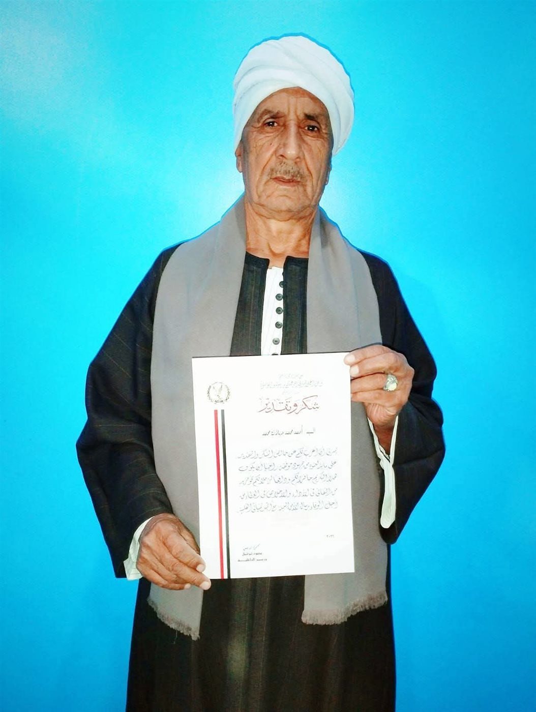 احمد جهلان شيخ قرية المراشدة بعد تكريمه من وزارة الداخلية