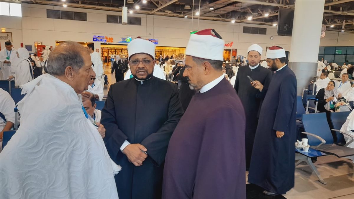 أمين البحوث الإسلامية يتفقَّد قافلة التوعية بموسم الحج في مطار القاهرة