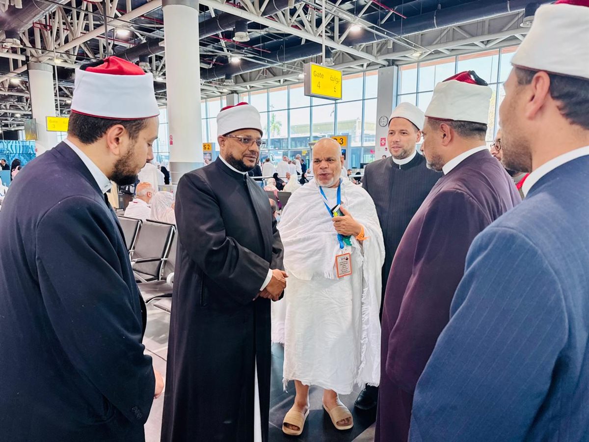 أمين البحوث الإسلامية يتفقَّد قافلة التوعية بموسم الحج في مطار القاهرة