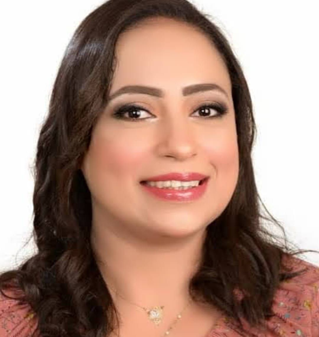 الكاتبة منال رضوان