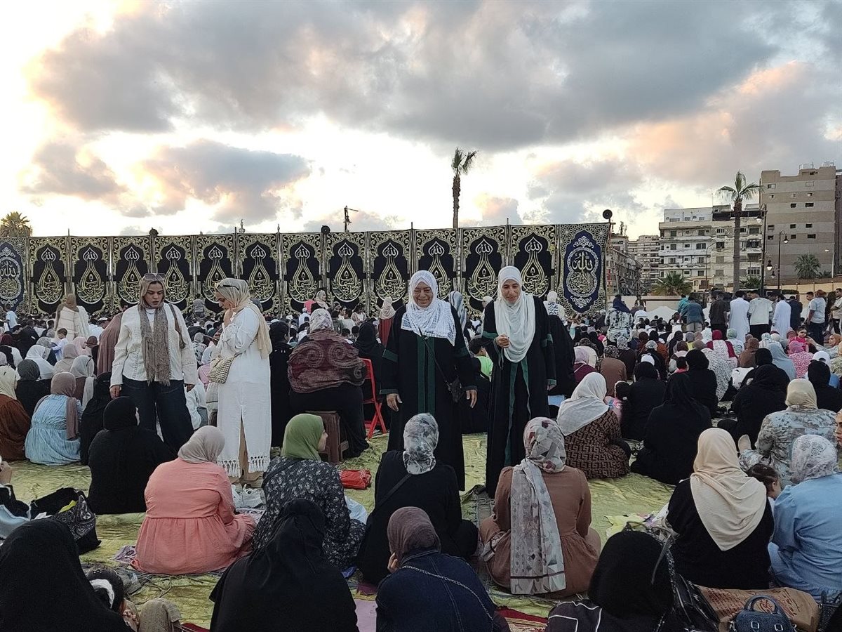 واعظات الأوقاف يُسهمن في تنظيم المساحات المخصصة للسيدات في صلاة العيد