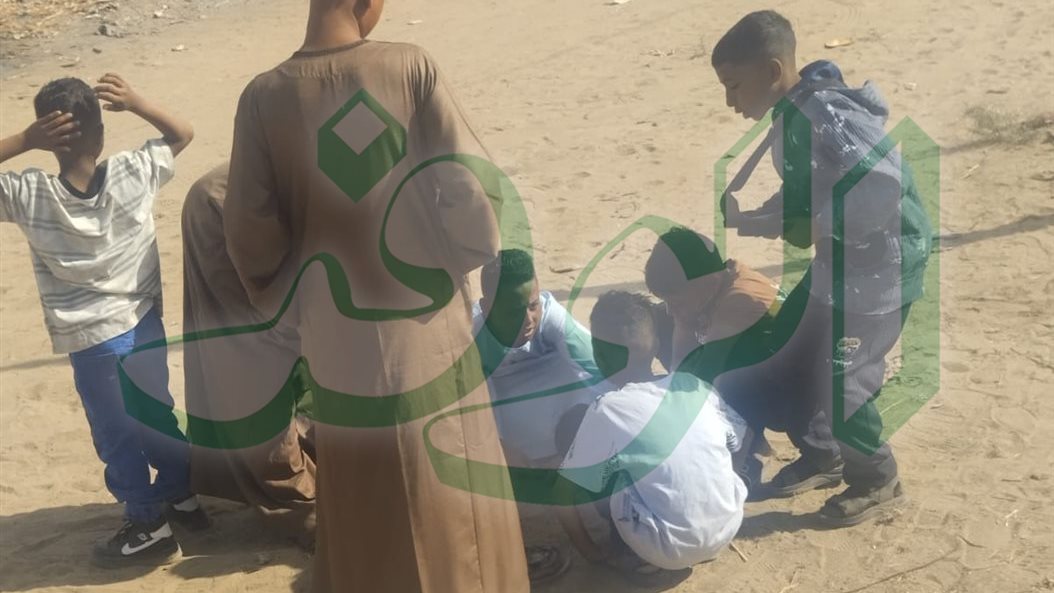 أطفال يلعبون الثلاث ورقات بمنطقة البيارة بكوم امبو