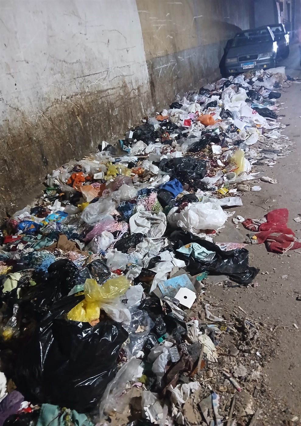 النباشون بعثروا القمامة في الشوارع