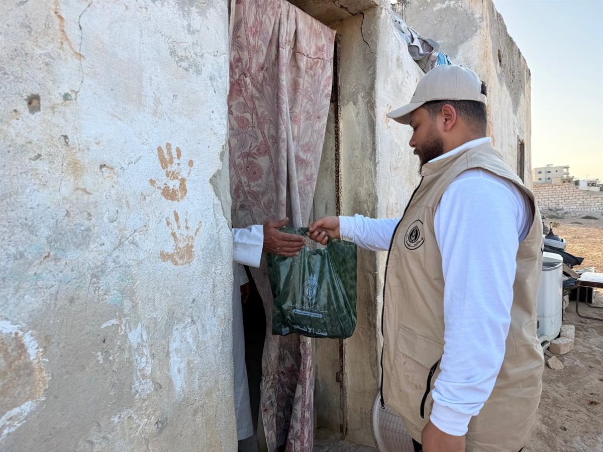 بيت الزكاة ينتهي من توزيع لحوم الأضاحي على الأُسَرِ المستحِقَّة في مطروح