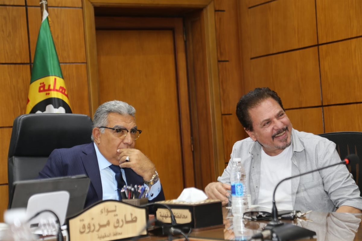 محمد رياض مع محافظ الدقهلية . تصوير :عيد خليل