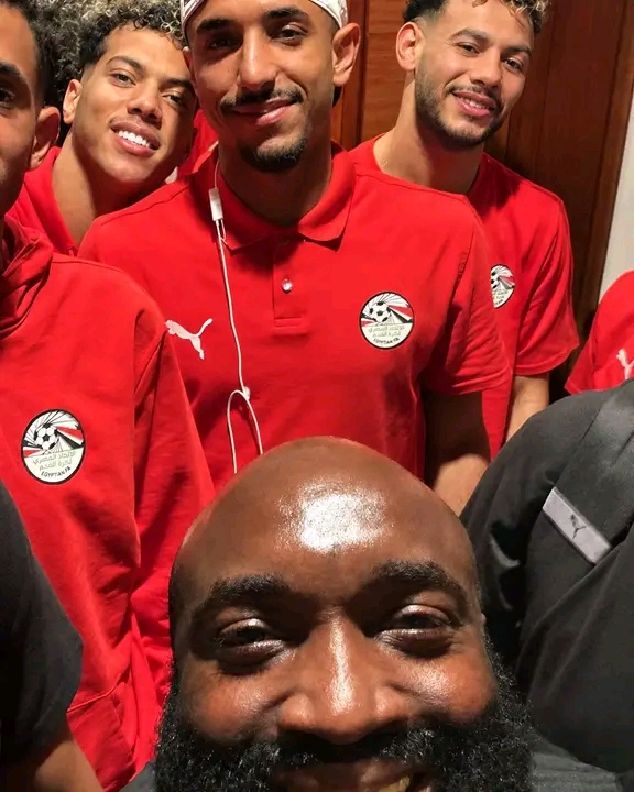 صور احتفال الضابط الأمريكي الراقص مع لاعبي منتخب مصر