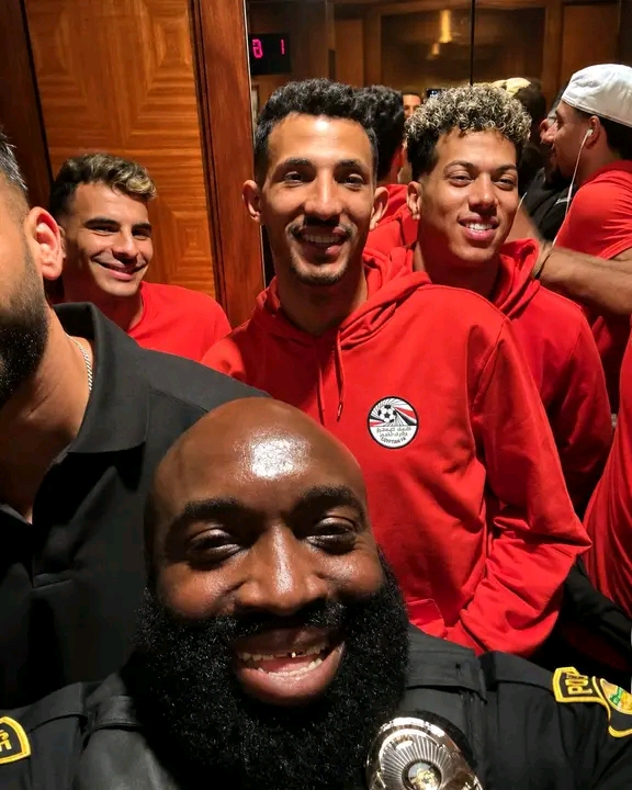 صور احتفال الضابط الأمريكي الراقص مع لاعبي منتخب مصر