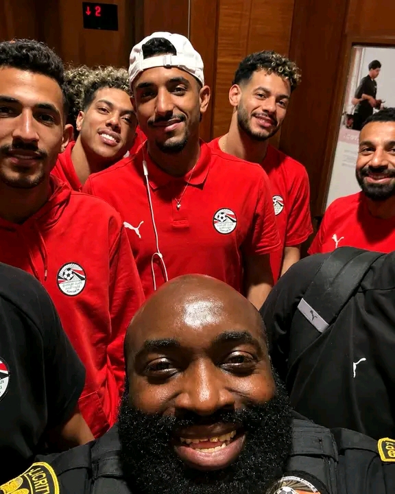 صور احتفال الضابط الأمريكي الراقص مع لاعبي منتخب مصر