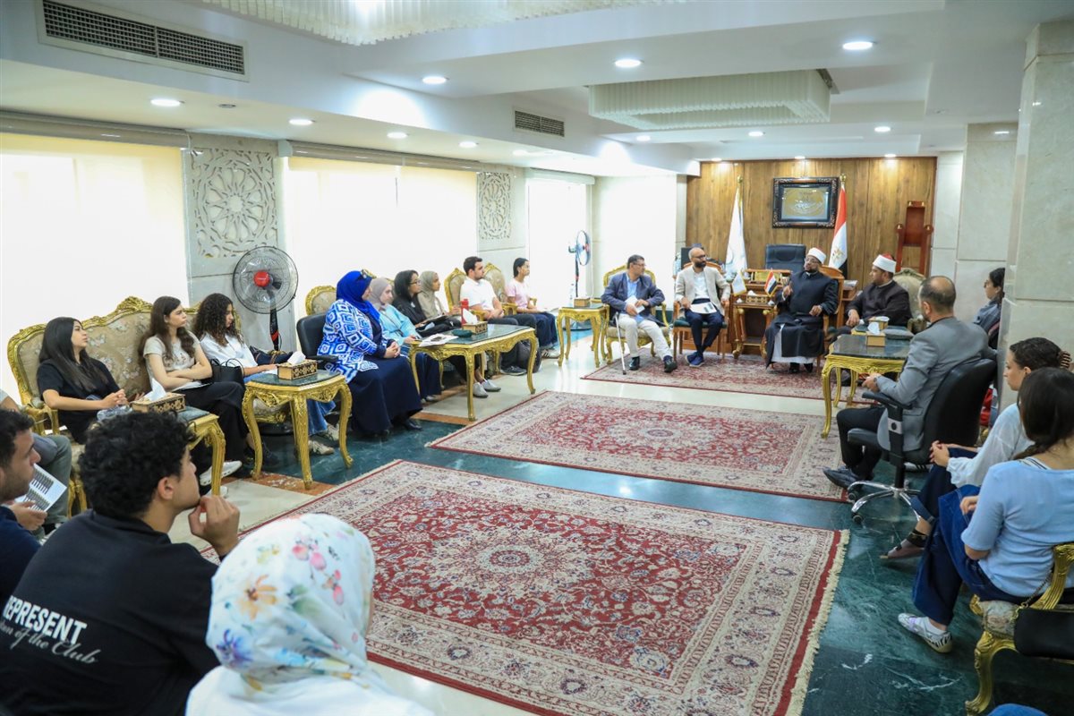 البحوث الإسلامية يستقبل وفدًا من طلاب الجامعة الأمريكية للتعرف على جهوده الدعوية