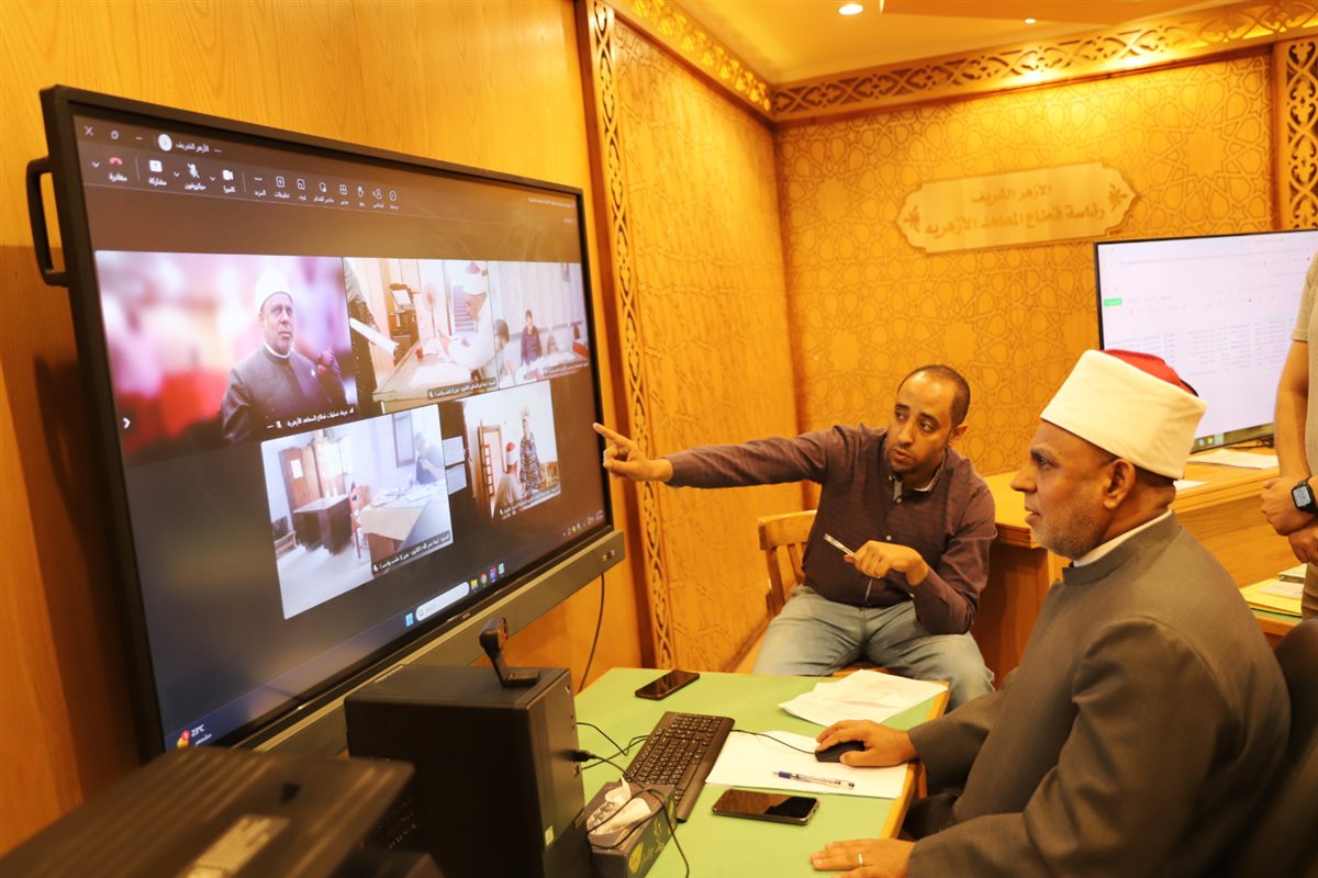 رئيس قطاع المعاهد يتابع امتحان الصرف للثانوية الأزهرية من الغرفة المركزية