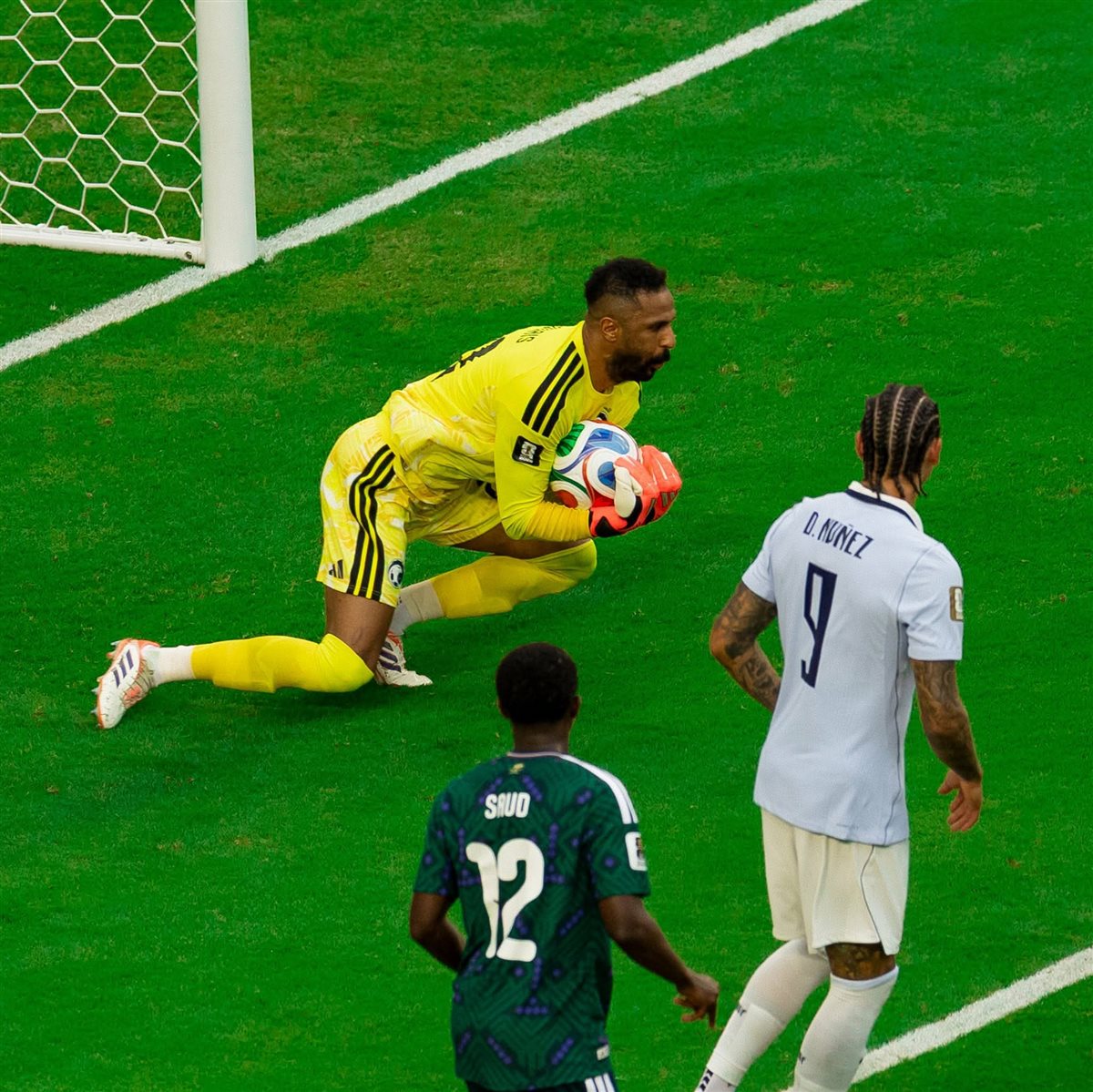 محمد العويس في مباراة السعودية وأوروجواي