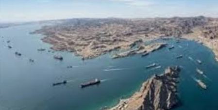 رغم إعلان الإغلاق.. استمرار عبور السفن في مضيق هرمز دون توقف