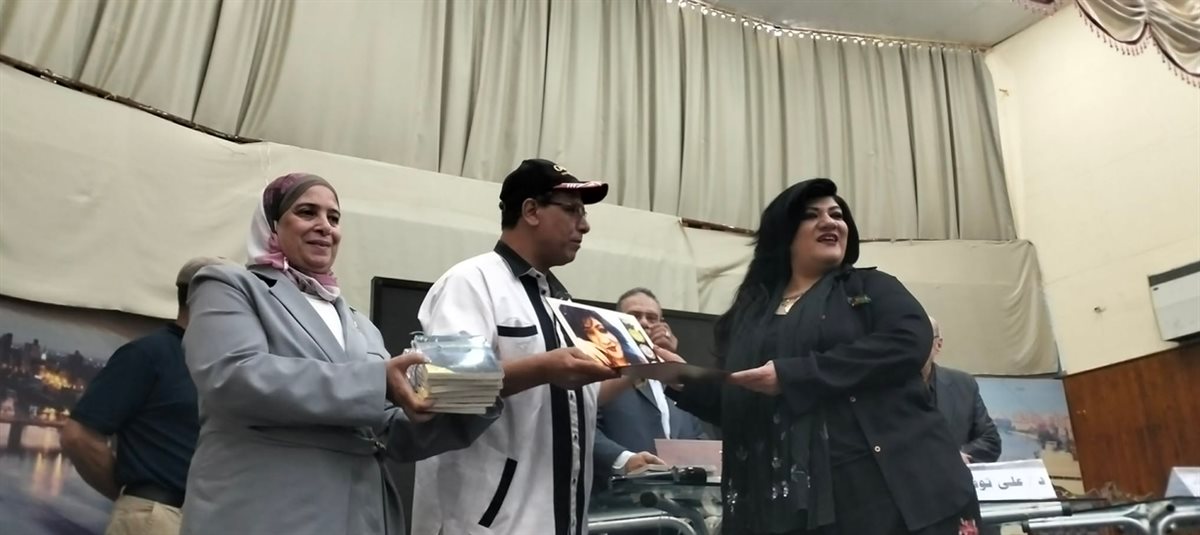 الزميلة إيناس السيد تتسلم درع التكريم من لجنة تحكيم المهرجان