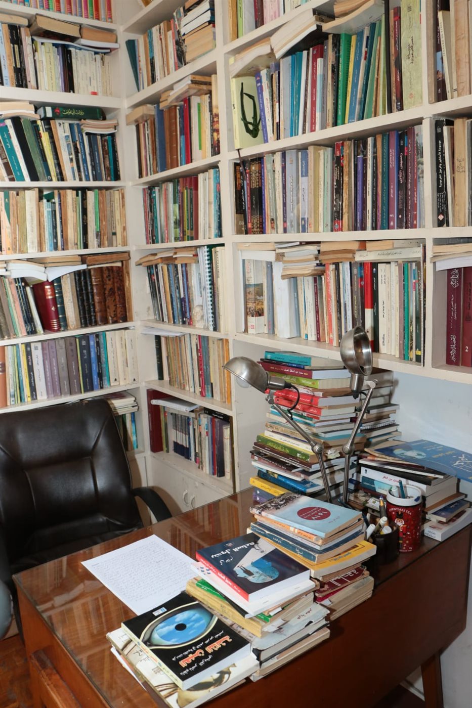 مكتب ومكتبة حجازي بمنزله