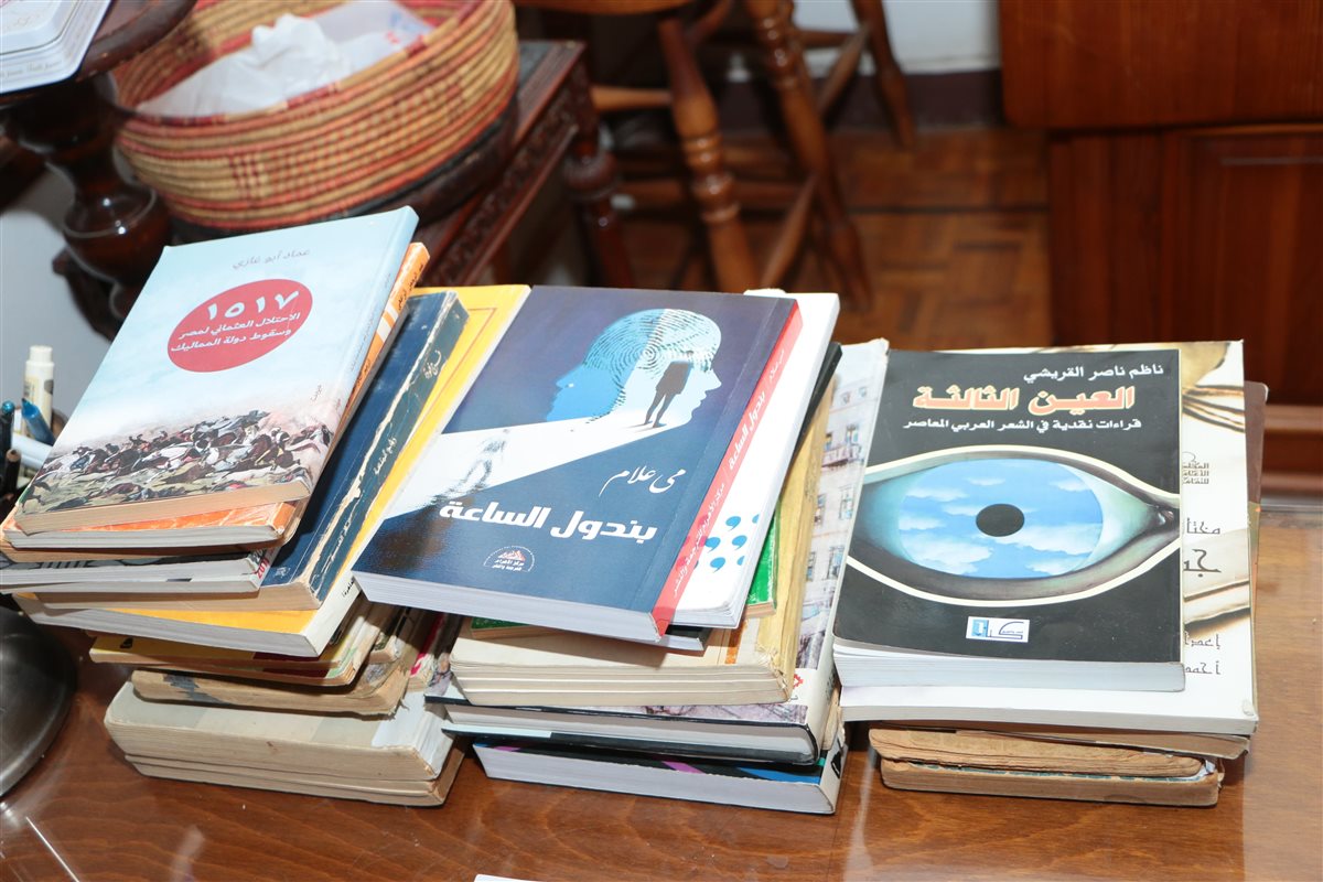بعض العناوين التي تقبع فوق مكتب حجازي