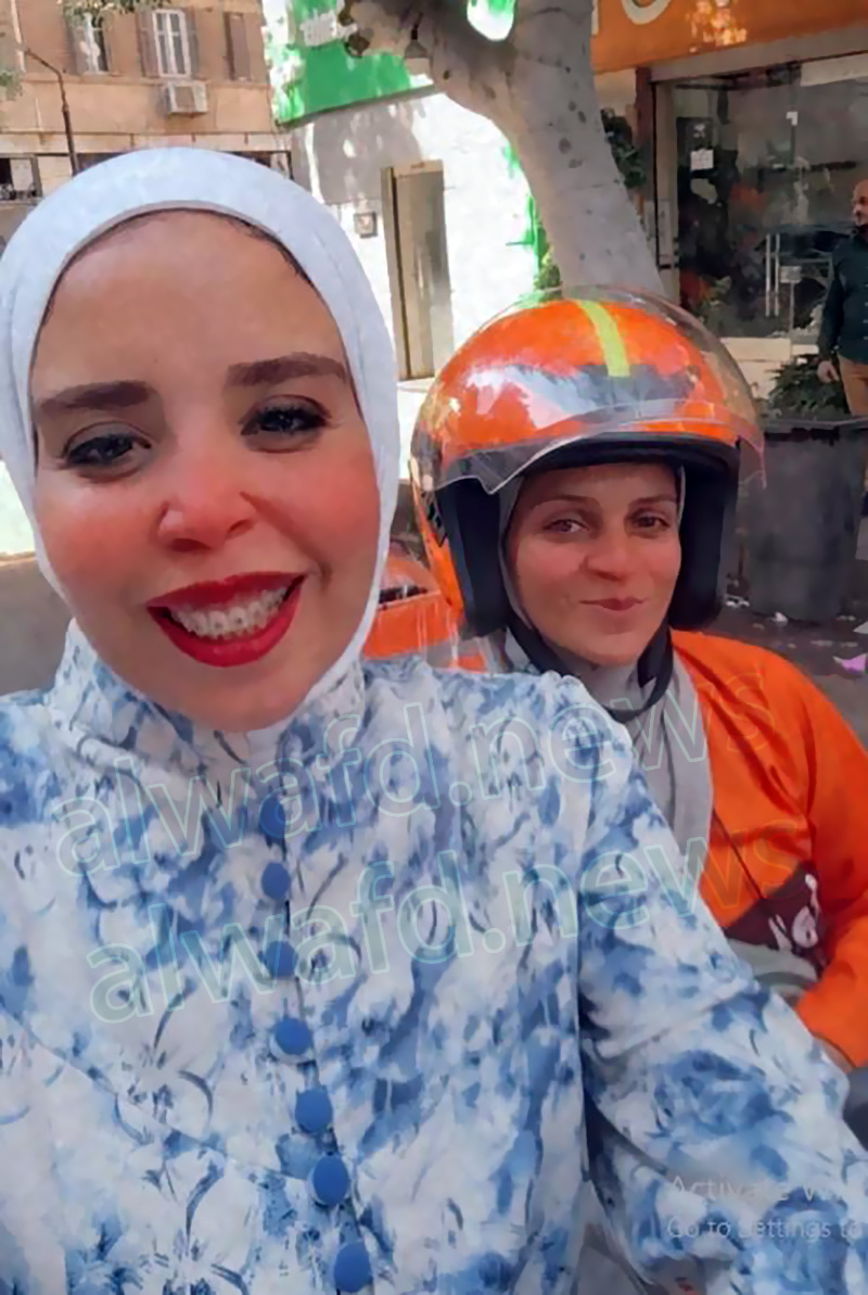 سارة سائقة طلبات وصحفية الوفد زينب النجار
