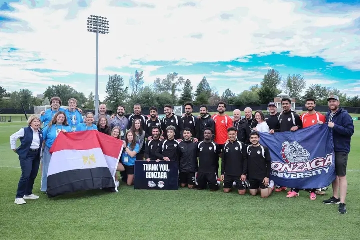 قميص منتخب مصر وصور جماعية إهداءً لجامعة جونزاجا في