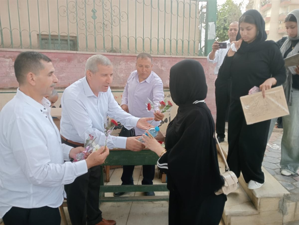 وكيل الوزارة محمد رمضان يوزع زجاجات المياه المثلجة على طالبات اللجنة