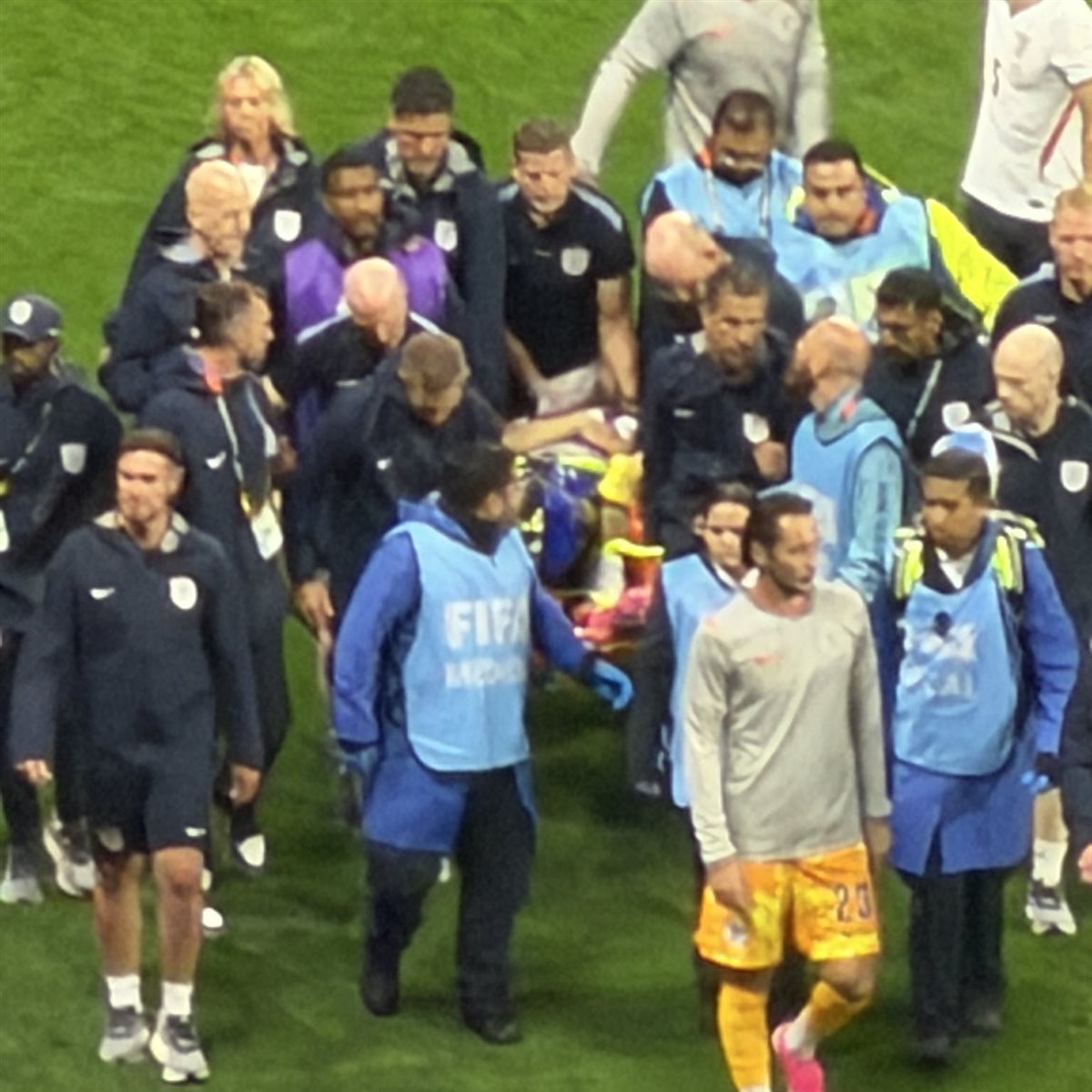 لاعب منتخب إنجلترا على النقالة