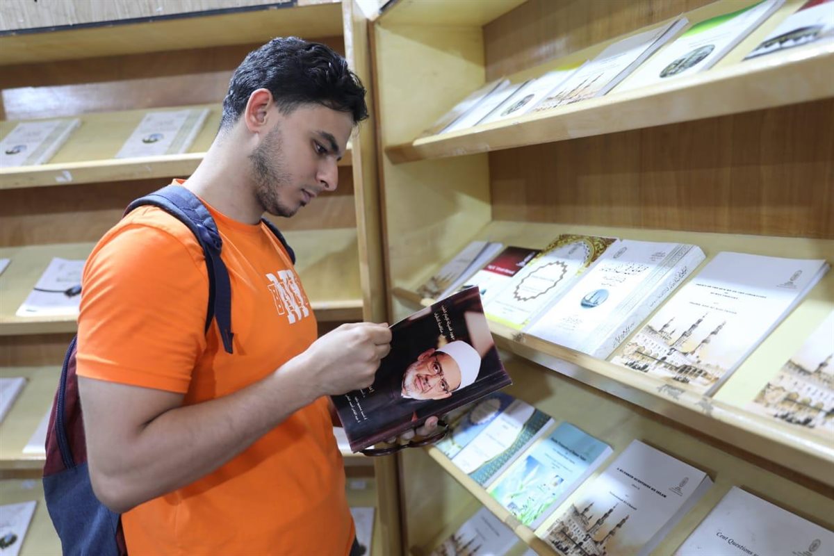إقبال لافت على كتاب «جهود الإمام الطيب في مكافحة التطرف» بمعرض مكتبة الإسكندرية
