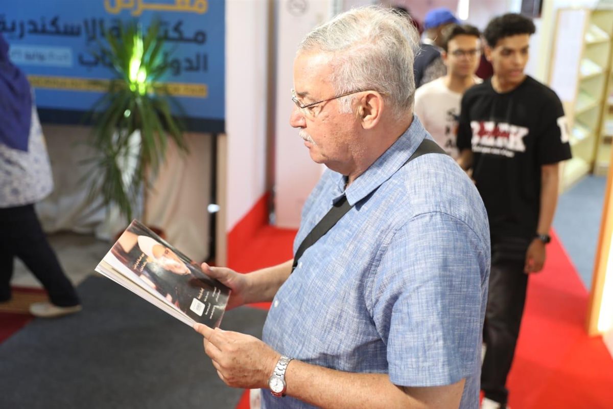 إقبال لافت على كتاب «جهود الإمام الطيب في مكافحة التطرف» بمعرض مكتبة الإسكندرية