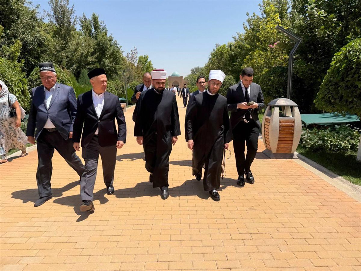وزير الأوقاف يزور مرقد الإمام الحكيم الترمذي