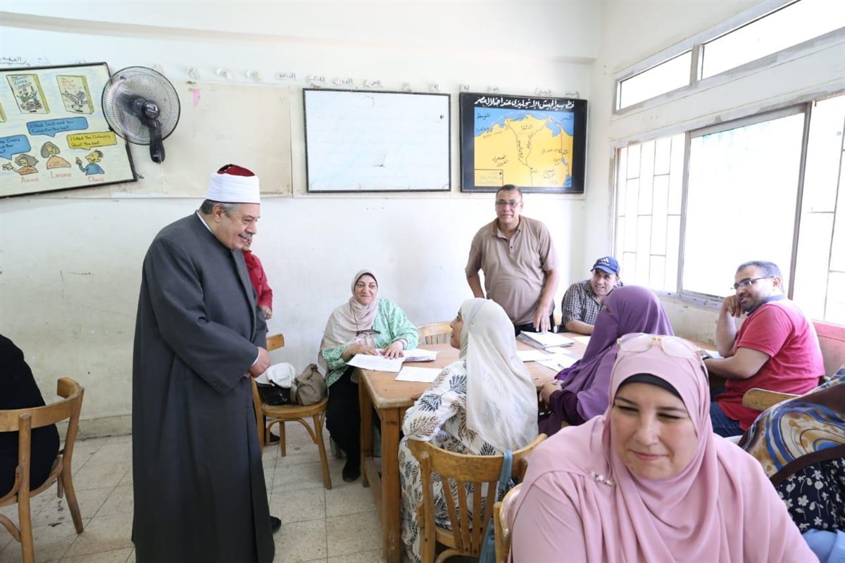 الشيخ أيمن عبدالغني يتفقد مركز تصحيح الشهادة الثانوية الأزهرية