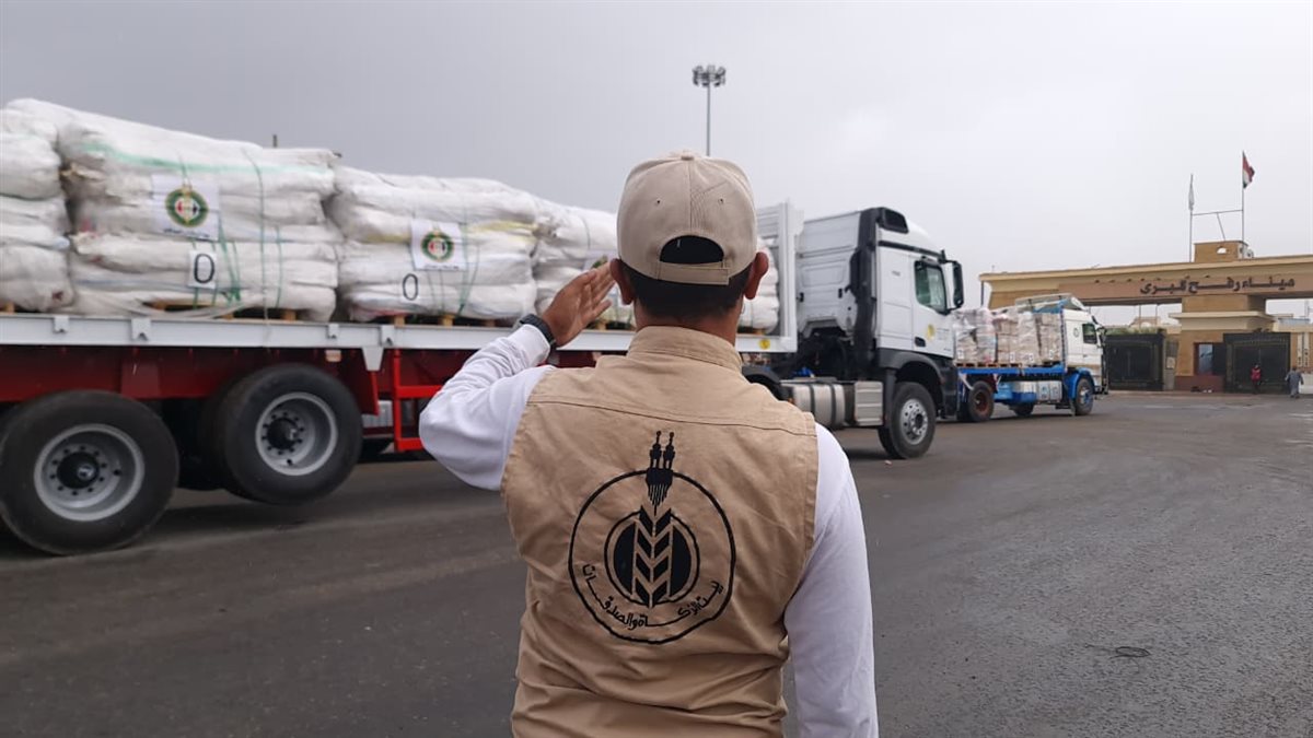 بيت الزكاة يعلن دخول القافلة الإنسانية الخامسة عشرة إلى قطاع غزة