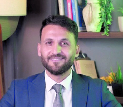 <strong>أحمد زكريا </strong>